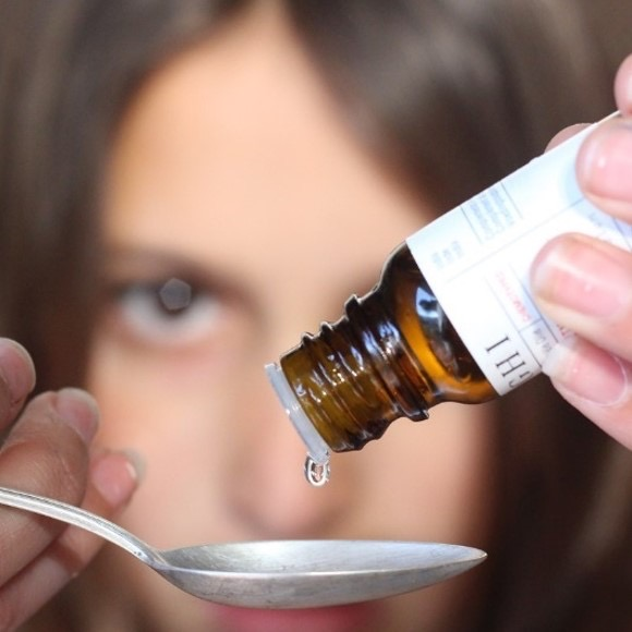 aceite esencial en una cuchara